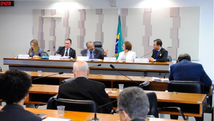 Especialistas dizem que reforma deve se dar na gestão dos recursos da Previdência